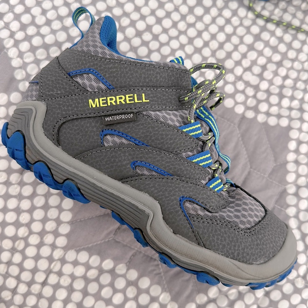 Winter short boot, waterproof, comfy, only worn once in a winter trip. Like new.